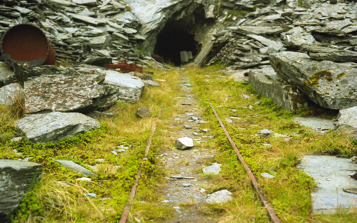 * [Pic 6] Cwt y Bugail Slate Quarry - Rails (Sept 1987) *