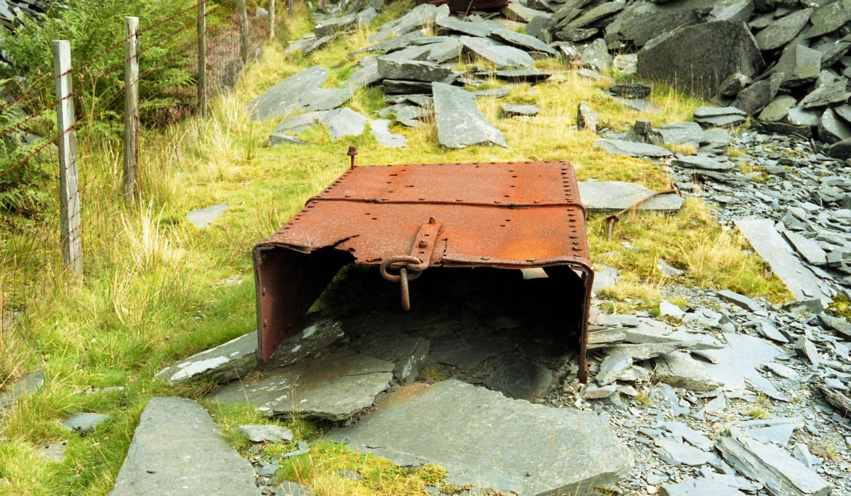 * [Pic 7] Ratgoed Slate Quarry - Waste Truck  (Sept 1987) *